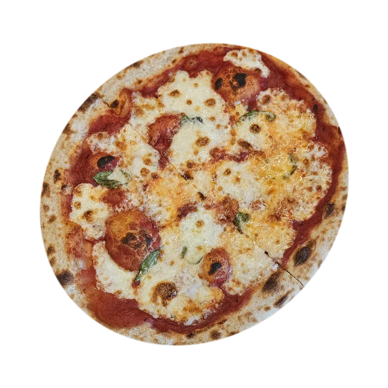 Gebackene Pizza Margherita mit Mozzarella und Basilikum auf einem Holzbrett
